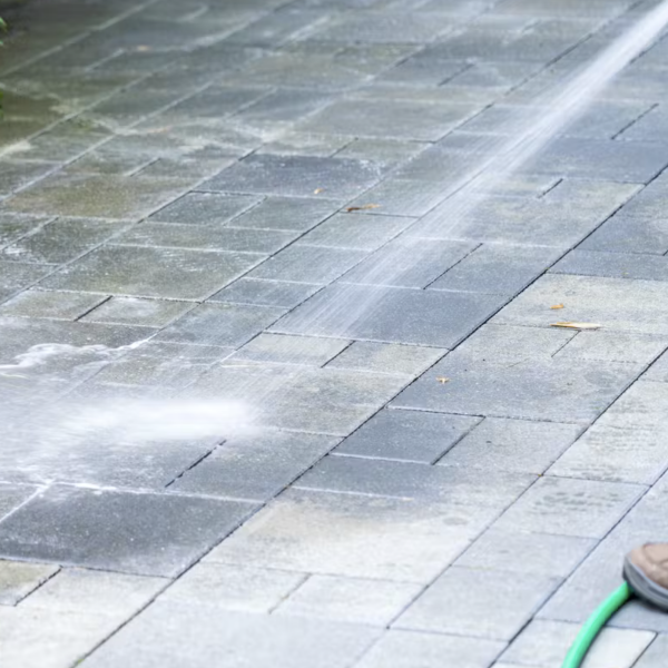 Gründliche Terrassenreinigung mit Hochdruckreiniger auf verschmutzte Steinplatten - Entfernung von Schmutz, Moos und Ablagerungen - Beispiel für professionelle Pflege von Aussenbelägen. Gründliche Terrassenreinigung mit Hochdruckreiniger auf verschmutzte Steinplatten - Entfernung von Schmutz, Moos und Ablagerungen - Beispiel für professionelle Pflege von Aussenbelägen.