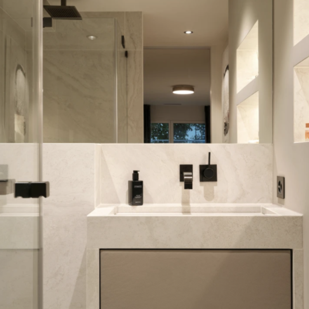 Modernes Badezimmer en Suit mit massgefertigtem Naturstein-Waschtisch, integrierter Wandarmatur Dornbracht, begehbarer Dusche und indirektem Lichtkonzept und grossem Wandspiegel Modernes Badezimmer en Suit mit massgefertigtem Naturstein-Waschtisch, integrierter Wandarmatur Dornbracht, begehbarer Dusche und indirektem Lichtkonzept und grossem Wandspiegel