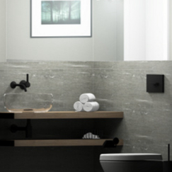 Exklusiver Plattenbelag aus grossformatigem Naturstein - ästhetisch verlegte Wandfliesen mit schwarzer Armatur für Badrenovierung in hochwertigem Design. Exklusiver Plattenbelag aus grossformatigem Naturstein - ästhetisch verlegte Wandfliesen mit schwarzer Armatur für Badrenovierung in hochwertigem Design.