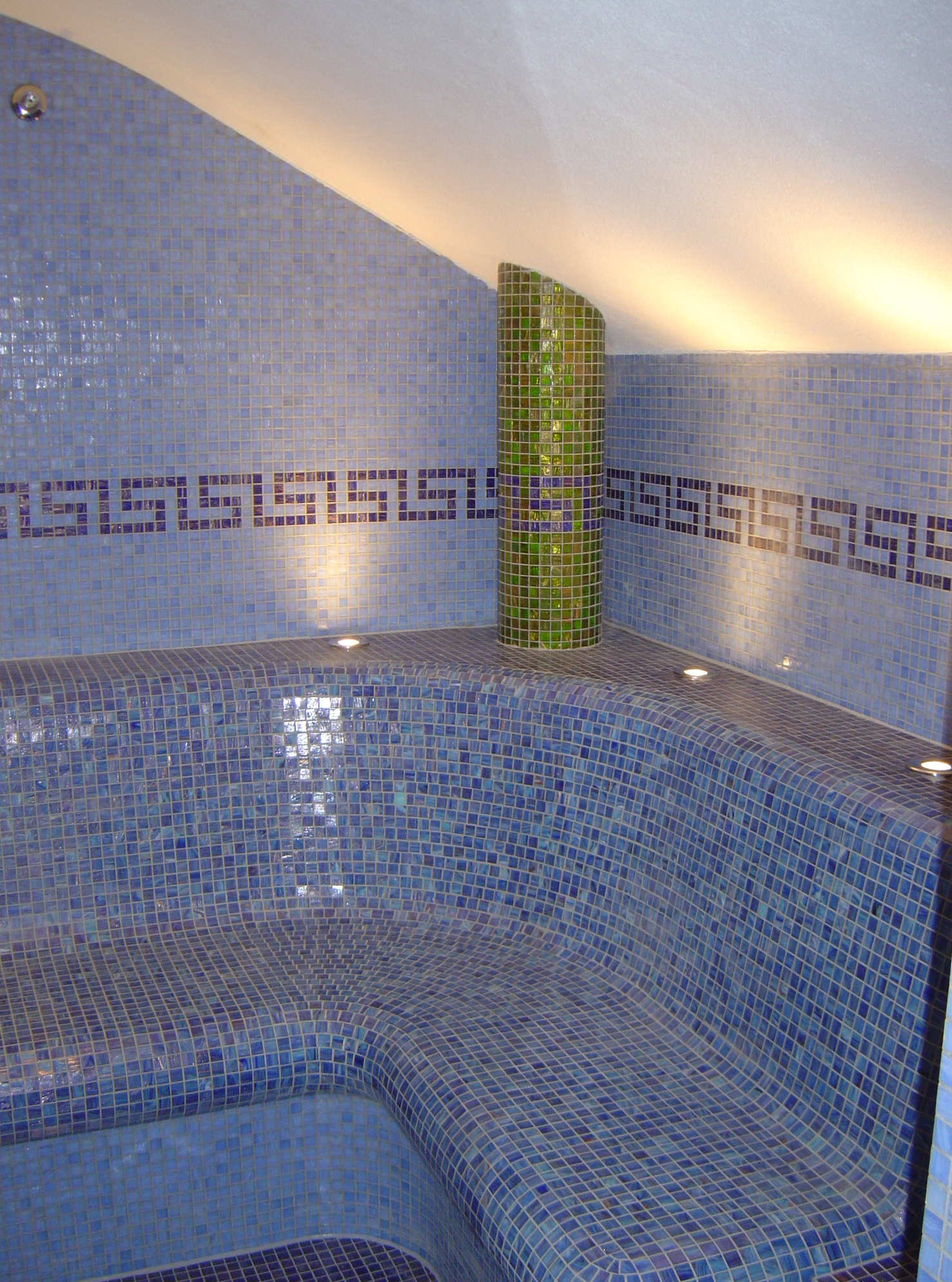 Wellness-Dampfbad mit aufwändiger Bisazza Mosaikverkleidung und Säulenelement – Spa-Design mit Stil Wellness-Dampfbad mit aufwändiger Bisazza Mosaikverkleidung und Säulenelement – Spa-Design mit Stil