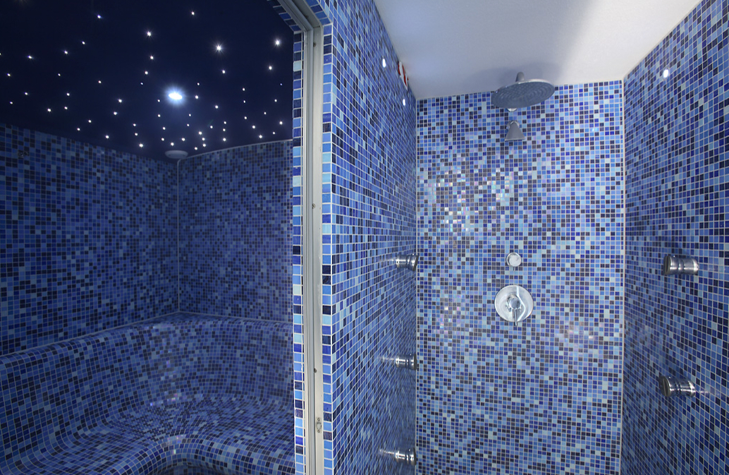 Erlebnisdusche und Dampfbad mit Bisazza Glasmosaik und LED-Decke – Spa-Planung mit exklusivem Lichtkonzept Erlebnisdusche und Dampfbad mit Bisazza Glasmosaik und LED-Decke – Spa-Planung mit exklusivem Lichtkonzept