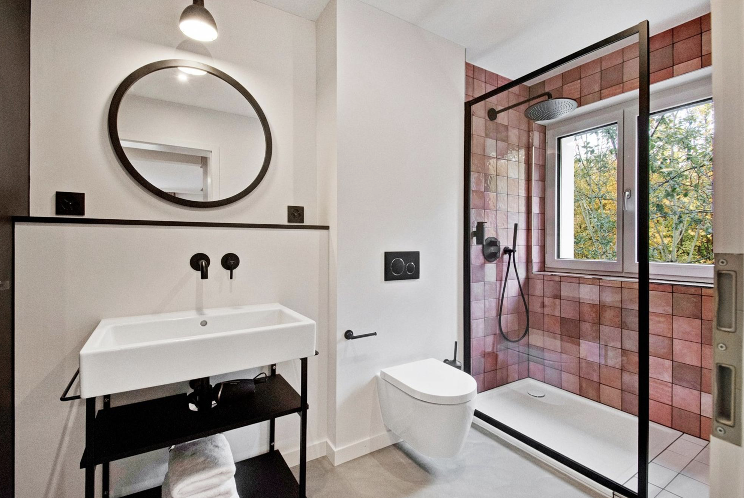 Badsanierung mit Walk-In Dusche, dunklen Armaturen und rotes Farbenspiel mit den Keramikplatten für eine Wohlfühloase Badsanierung mit Walk-In Dusche, dunklen Armaturen und rotes Farbenspiel mit den Keramikplatten für eine Wohlfühloase