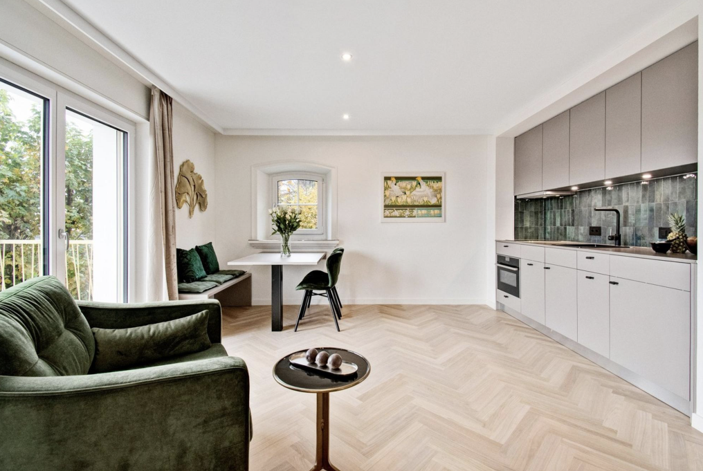 Sanierung Studio Wohnung mit offenem Wohn - Essbereich, Akzente in grünem Farbenspiel und Fischgrätparkett Sanierung Studio Wohnung mit offenem Wohn - Essbereich, Akzente in grünem Farbenspiel und Fischgrätparkett