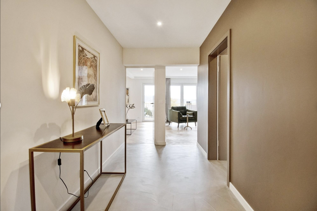 Fugenloser Bodenbelag im Flur mir Farrow and Ball Wandfarbe Übergang zu Wohn- und Schlafzimmer in Fischgrätparkett. Fugenloser Bodenbelag im Flur mir Farrow and Ball Wandfarbe Übergang zu Wohn- und Schlafzimmer in Fischgrätparkett.