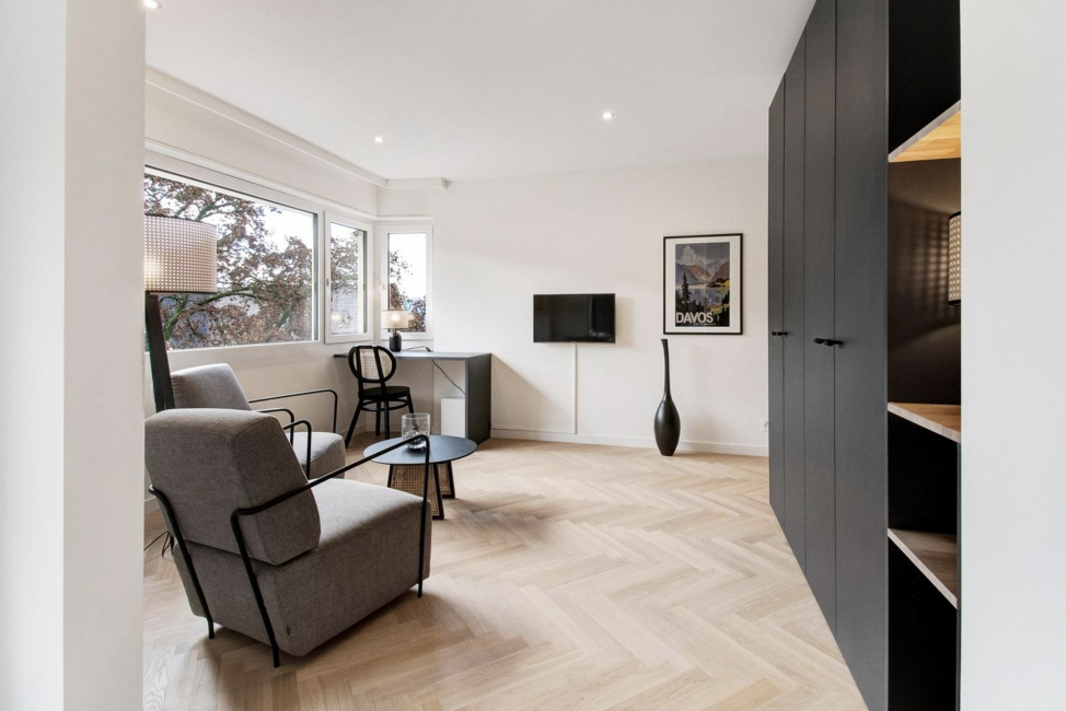 Modernisierter Wohnraum mit Fischgrätparkett, Schreibtischecke und Design-Schränken – Innenausbau mit Atmosphäre Modernisierter Wohnraum mit Fischgrätparkett, Schreibtischecke und Design-Schränken – Innenausbau mit Atmosphäre