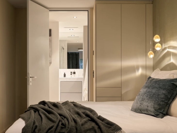 Badezimmer en Suite in modernem Still mit Design Schrank und moderner Wandtapete - Lichtkonzept mit Hängeleuchten - Bad mit grossformatigen Wandplatten und individueller Waschtisch mit Lederschubladen - Wandfarben mit Farrow & Ball Badezimmer en Suite in modernem Still mit Design Schrank und moderner Wandtapete - Lichtkonzept mit Hängeleuchten - Bad mit grossformatigen Wandplatten und individueller Waschtisch mit Lederschubladen - Wandfarben mit Farrow & Ball