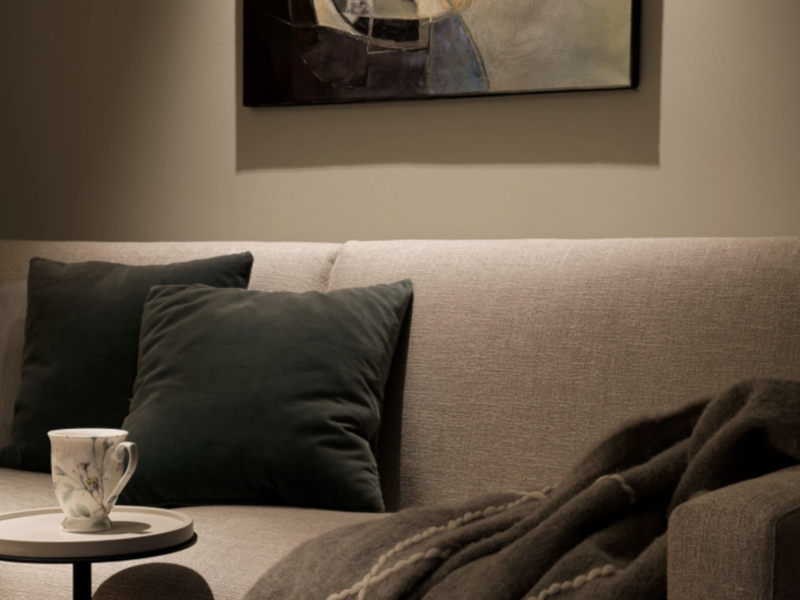 Stimmungsvolle Wohngestaltung mit beigem Sofa, dunklen Akzentkissen und Farrow and Ball Wandfarbe - harmonisches Farb- und Einrichtungskonzept im modernen Innensaubau. Stimmungsvolle Wohngestaltung mit beigem Sofa, dunklen Akzentkissen und Farrow and Ball Wandfarbe - harmonisches Farb- und Einrichtungskonzept im modernen Innensaubau.