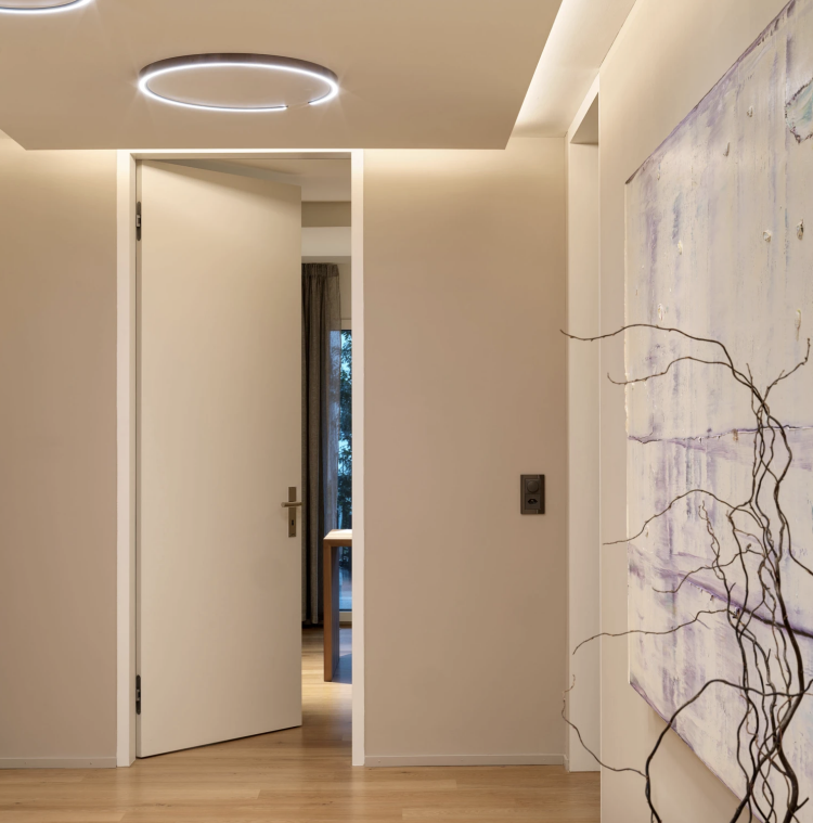 Innenausbau mit abgehängter Trockenbau-Decke und Occhio Mito Lampen - stilvoller Flurbereich mit moderner Wandgestaltung und Holzparkett für Wohnungsrenovierung Innenausbau mit abgehängter Trockenbau-Decke und Occhio Mito Lampen - stilvoller Flurbereich mit moderner Wandgestaltung und Holzparkett für Wohnungsrenovierung