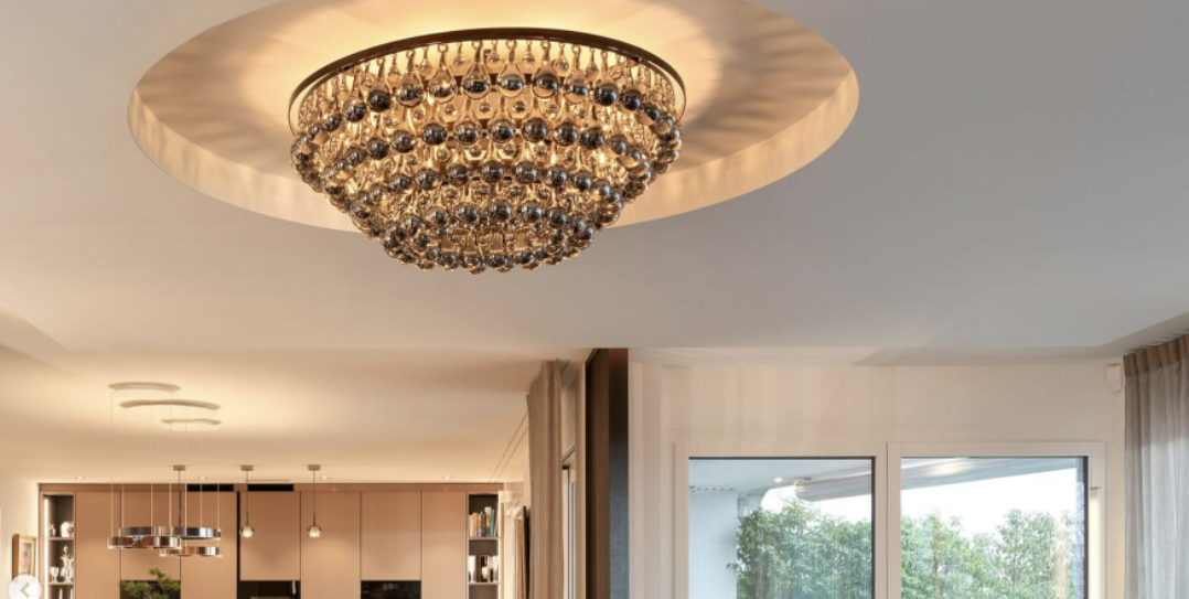 Innenausbau mit Lichtkonzept – exklusiver Kristalllüster in Wohnbereich mit Lichtreflexionen und abgehängter Trockenbau Decke Innenausbau mit Lichtkonzept – exklusiver Kristalllüster in Wohnbereich mit Lichtreflexionen und abgehängter Trockenbau Decke