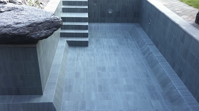 Pool mit Feinsteinzeugplatten Pool mit Feinsteinzeugplatten