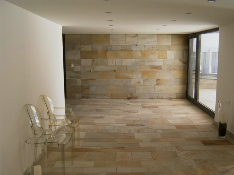 Edle Natursteinwand als Blickpunkt Edle Natursteinwand als Blickpunkt