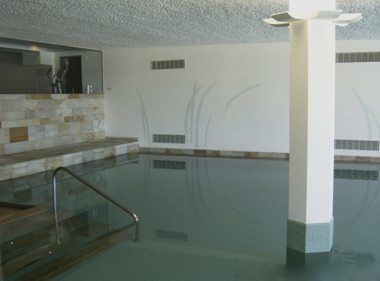 Indoorpool mit grünem Glasmosaik und Naturstein im Wellnesshotel Stoos Indoorpool mit grünem Glasmosaik und Naturstein im Wellnesshotel Stoos