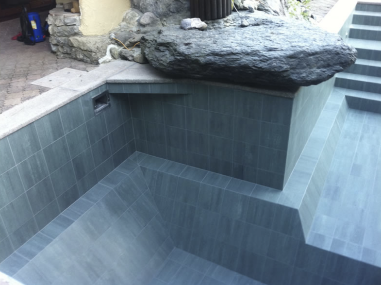 Sanierung Aussenpool mit hochwertigen Feinsteinzeugplatten in spielerischem grün für eine perfektes Wasserspiel Sanierung Aussenpool mit hochwertigen Feinsteinzeugplatten in spielerischem grün für eine perfektes Wasserspiel