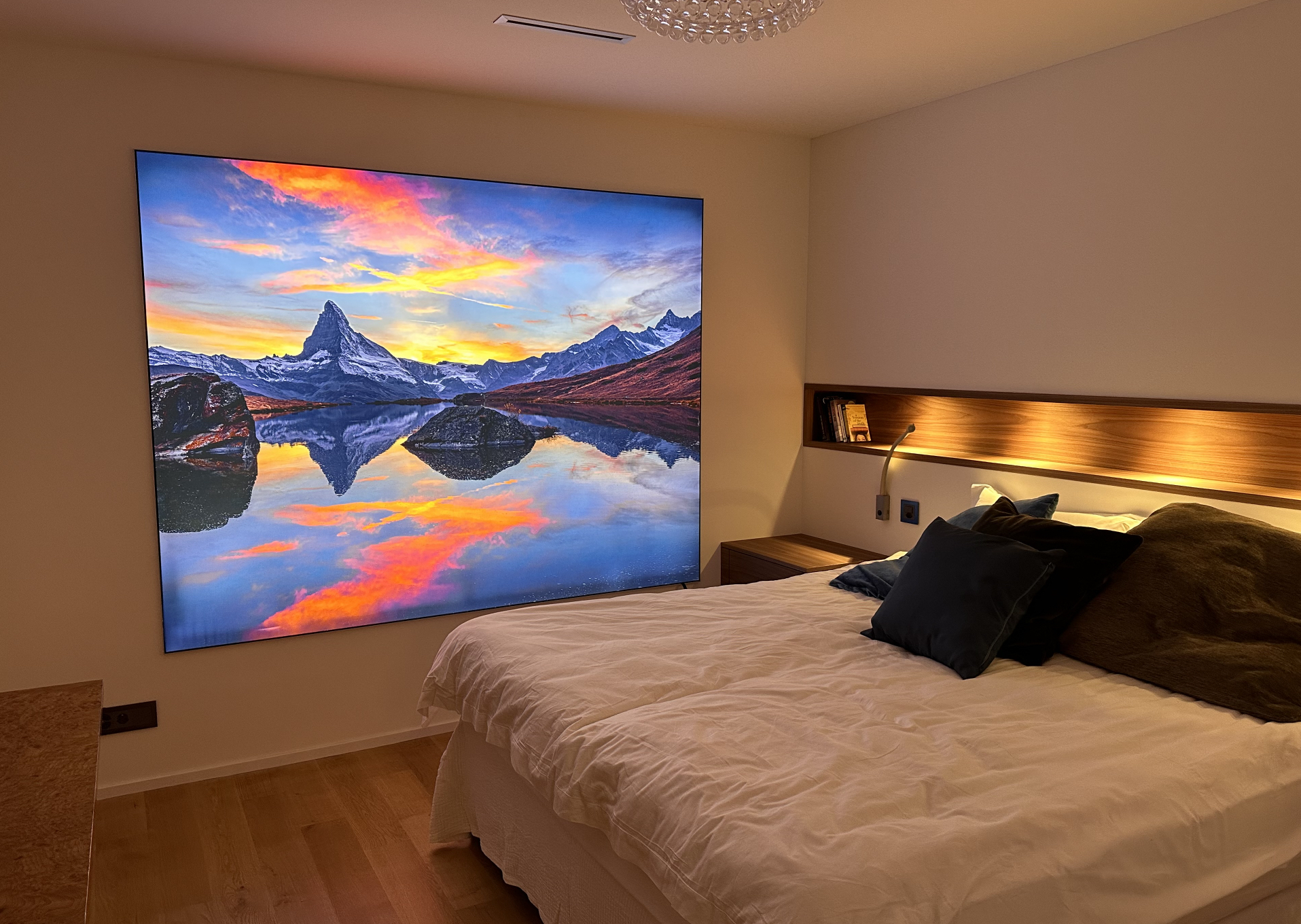 Spezieller Innenausbau Schlafzimmer mit hinterleuchtendem LED Wandbild – moderne Holznische mit LED Spots und Designer Leselampe Spezieller Innenausbau Schlafzimmer mit hinterleuchtendem LED Wandbild – moderne Holznische mit LED Spots und Designer Leselampe
