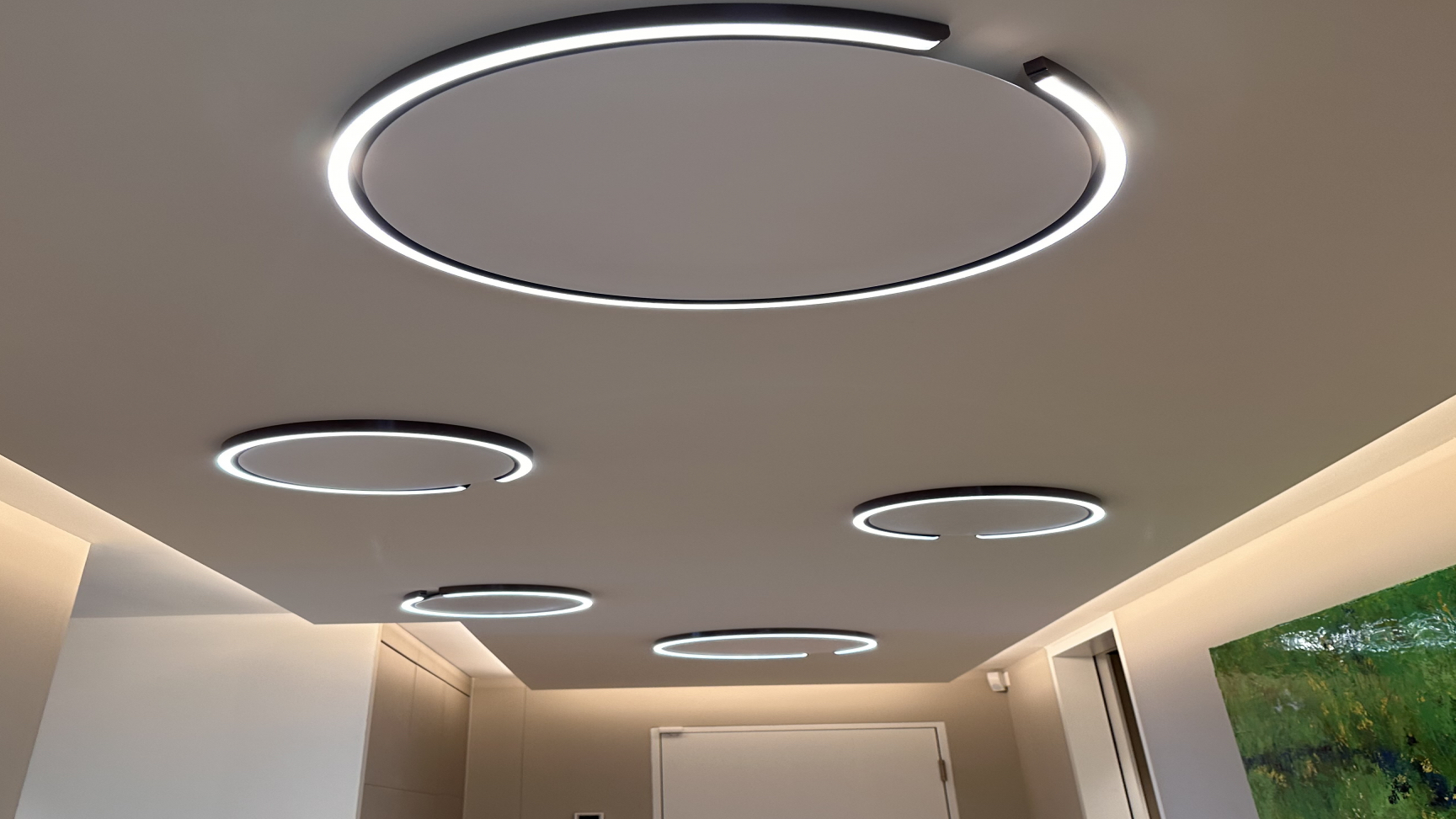 Moderne Deckenlösung mit LED-Lichtkreisen von Occhio Mito – Innenarchitektur mit futuristischem Beleuchtungskonzept Moderne Deckenlösung mit LED-Lichtkreisen von Occhio Mito – Innenarchitektur mit futuristischem Beleuchtungskonzept